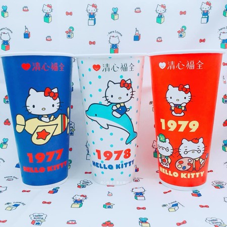 超有誠意「生日杯」！清心聯名Hello Kitty，期間限定「1974~1982年」一次推9款。
